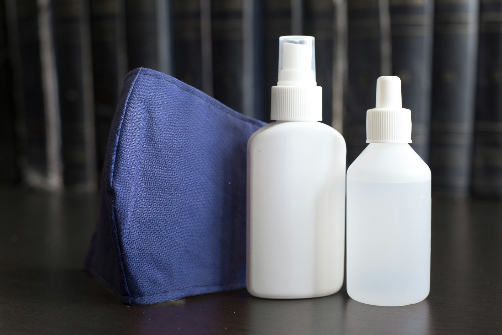  Frascos brancos ao lado de máscara facial azul 