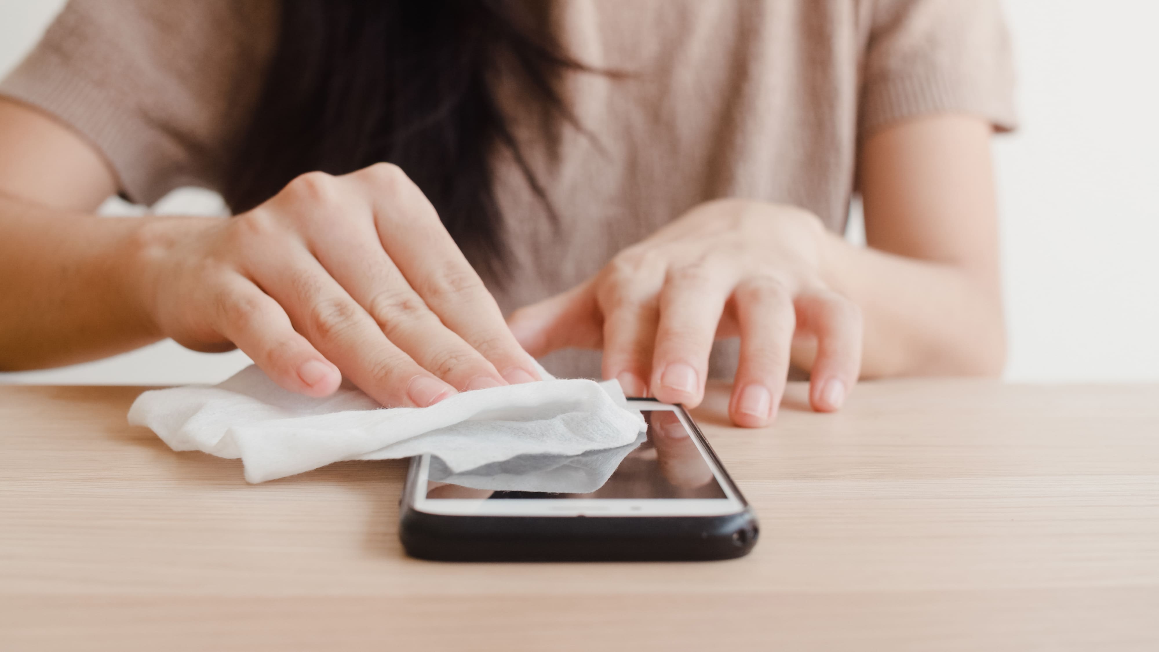 Imagem ¿Se puede pasar alcohol en el celular? ¿Y en otros electrónicos?